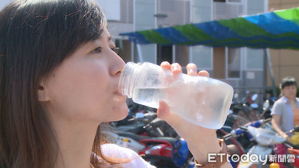 爱喝冰水对身体有害吗,喝了冰水导致月经量过少