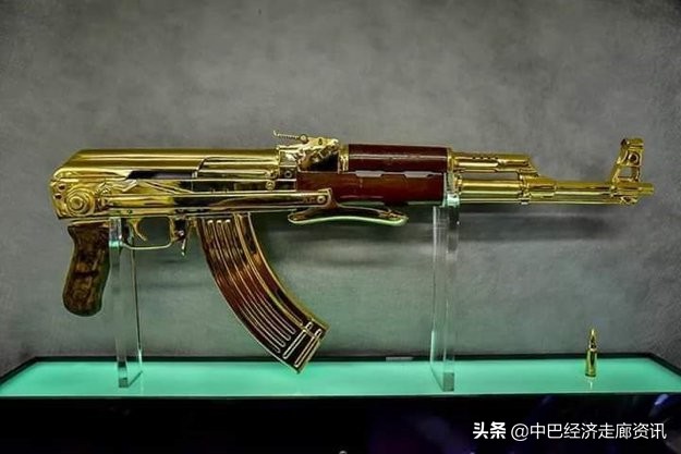 沙特王子拜访巴基斯坦总理赠送镀金AK步枪