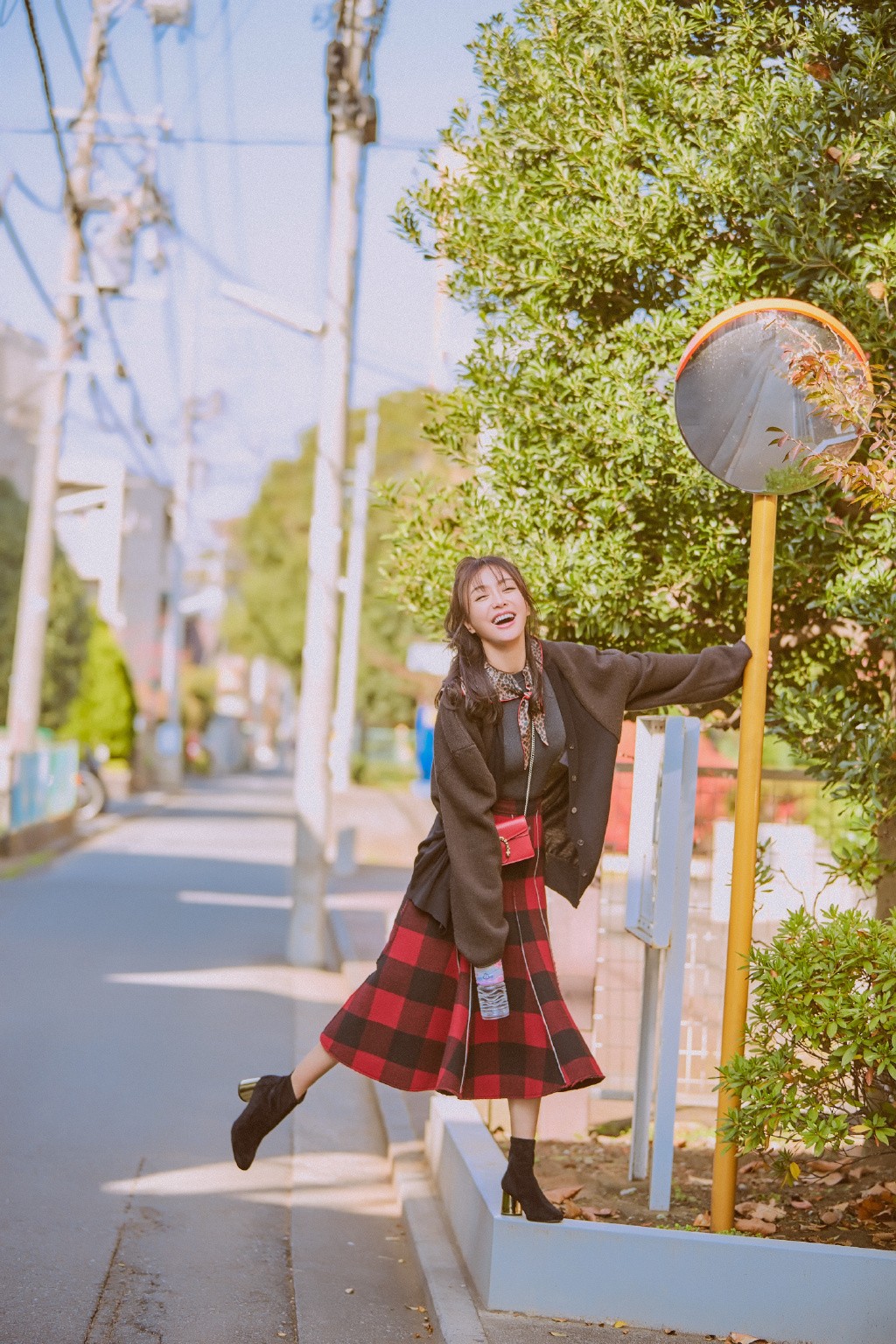 秦岚真会穿，黑白撞色的衣服配上玫红色包包，瞬间就变洋气了