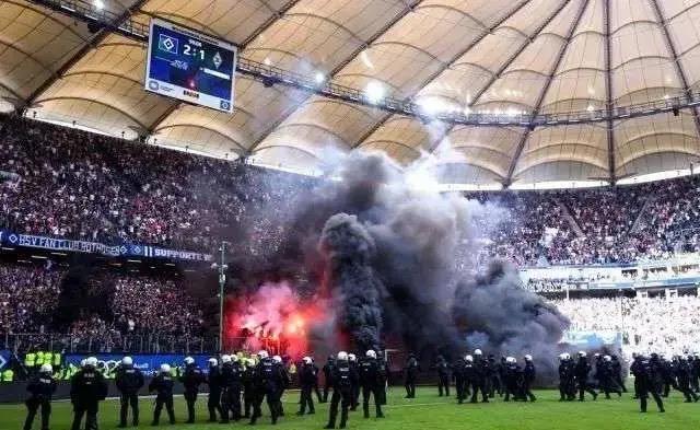 鐩樼偣瓒崇悆鍦轰笂鐨勭悆杩风殑鎭跺姡琛屼负,琚悆杩疯拷姹傛尐鎵撶殑鐞冨憳