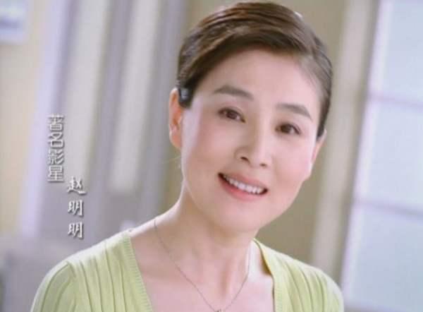 她是荧屏最美赵飞燕，被英达堂弟“骗”感情生下女儿后被抛弃