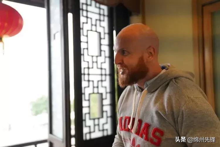 长着外国脸就行!教中国孩子踢球的“洋教练”可能就是一卖小面的