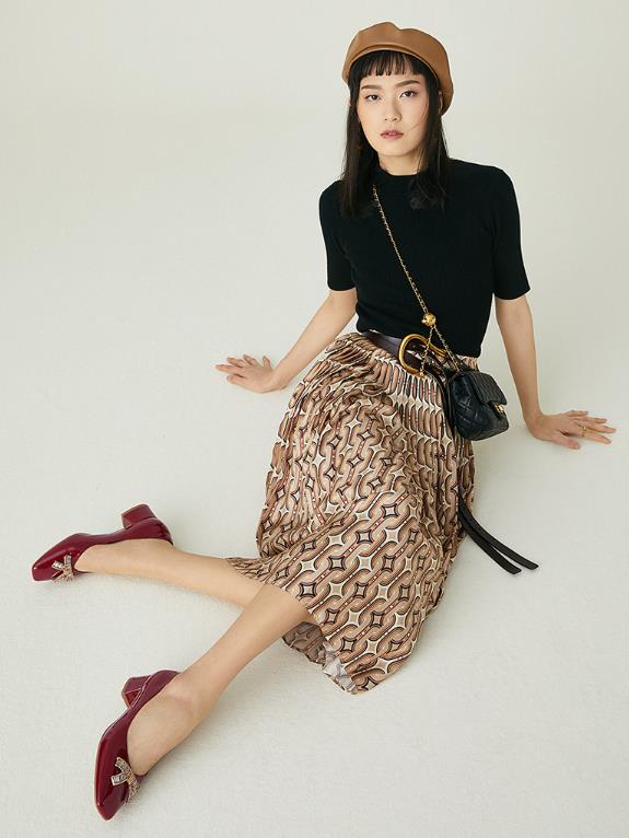 奶奶鞋怎么穿才好看 (奶奶鞋怎么穿出时尚感)