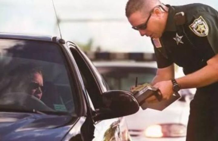 中国小伙在美国开警车,中国小伙国外开中国警车