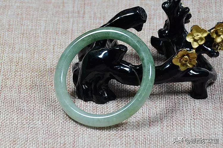 玉手镯戴不进一招教你轻松戴手镯,玉手镯戴久没有光泽感是怎么回事