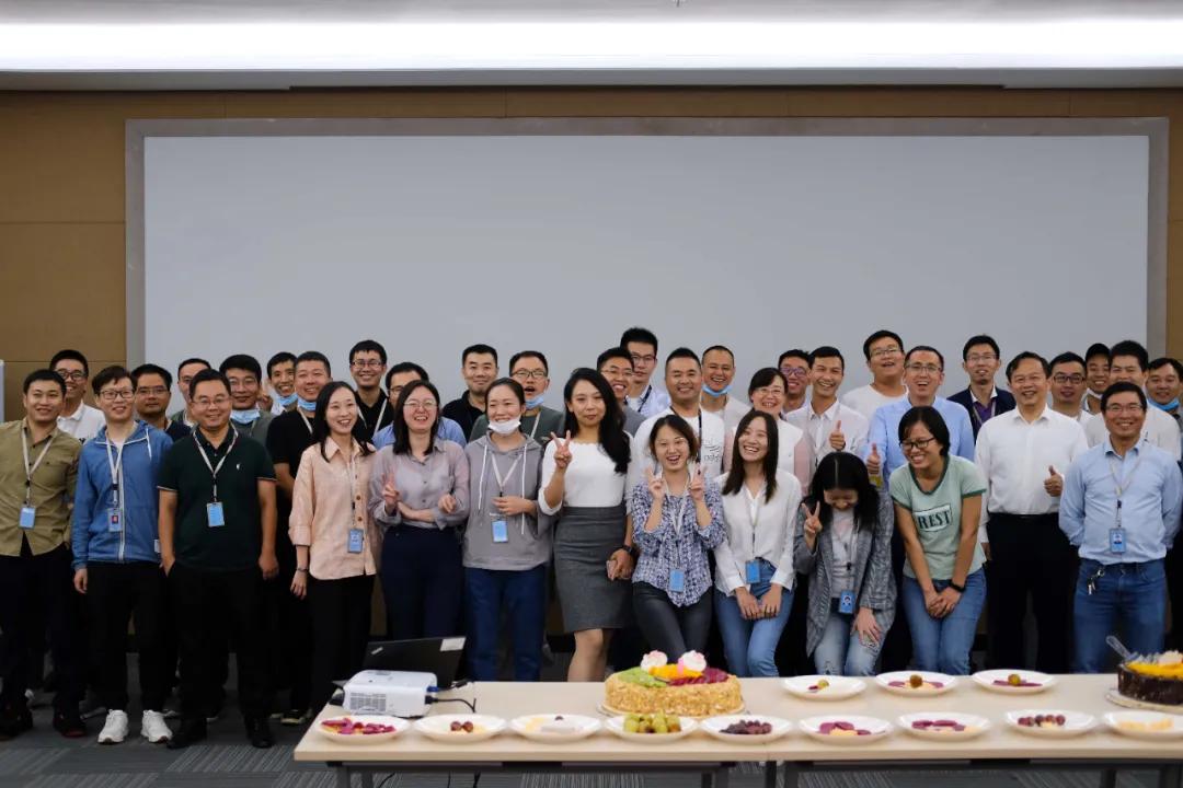 追光的人图片,岚图追光是谁的