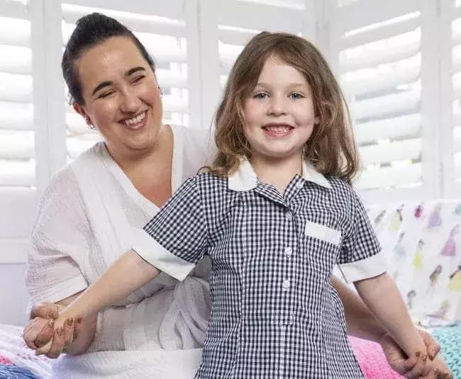 开学了家长为孩子交学费,开学家长花费