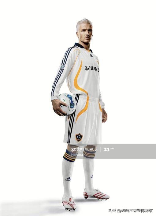 小贝当年多风光，三个儿子都穿德产定制鞋，球鞋广告动用百兽之王