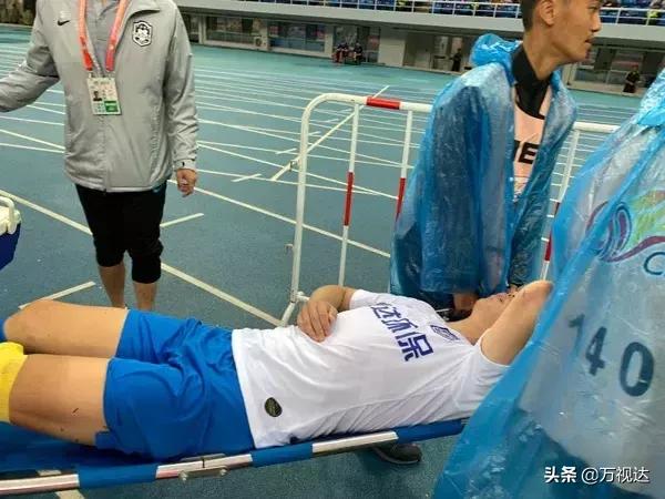 球员受伤后对手继续进攻,伤病影响到的足球巨星都有谁