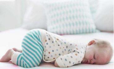 钧钧妈分享：宝宝爱趴睡，要不要紧？得改吗