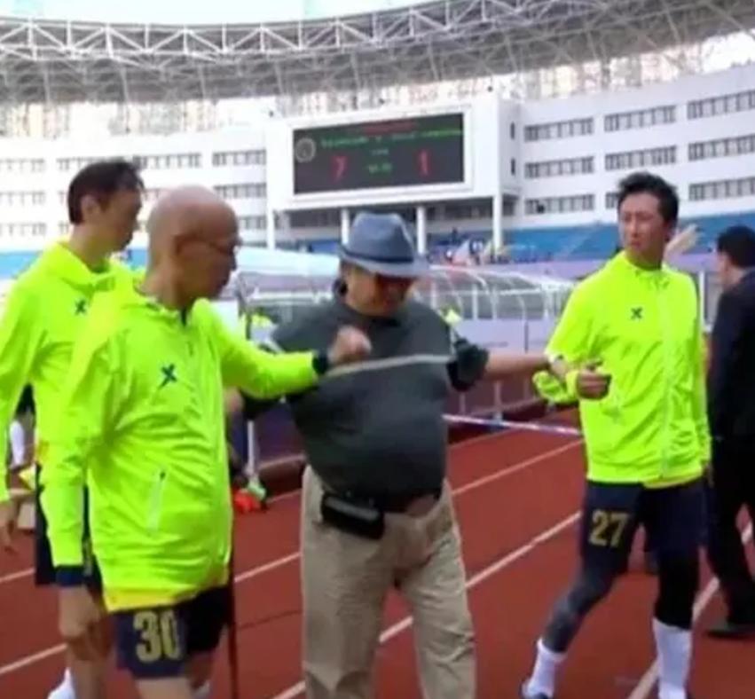 70岁谭咏麟深圳踢球,谭咏麟年轻时踢球视频