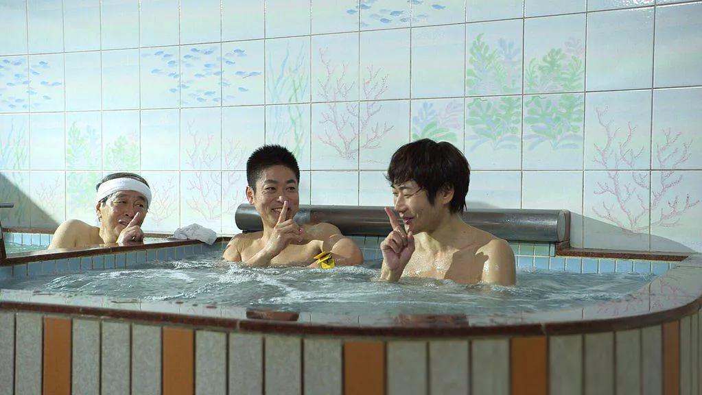 北方天天洗澡的坏处,千万别去北方的澡堂里洗澡