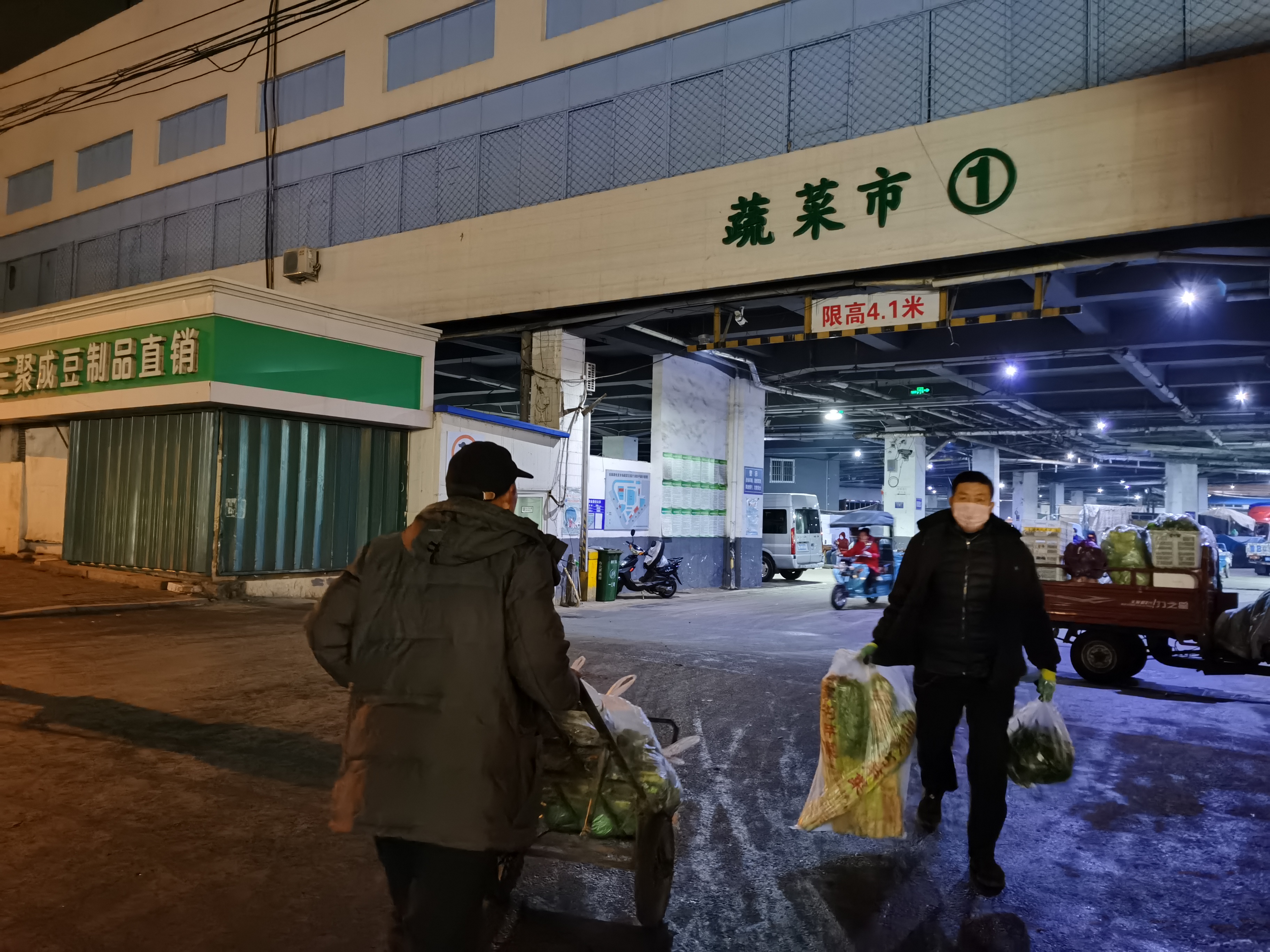 价稳量足!凌晨三点青岛早报记者直击抚顺路批发市场开市第一天