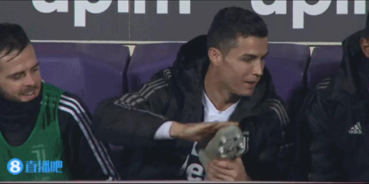 皇马对阵瓦伦西亚c罗被肘击,库尔图瓦c罗皇马