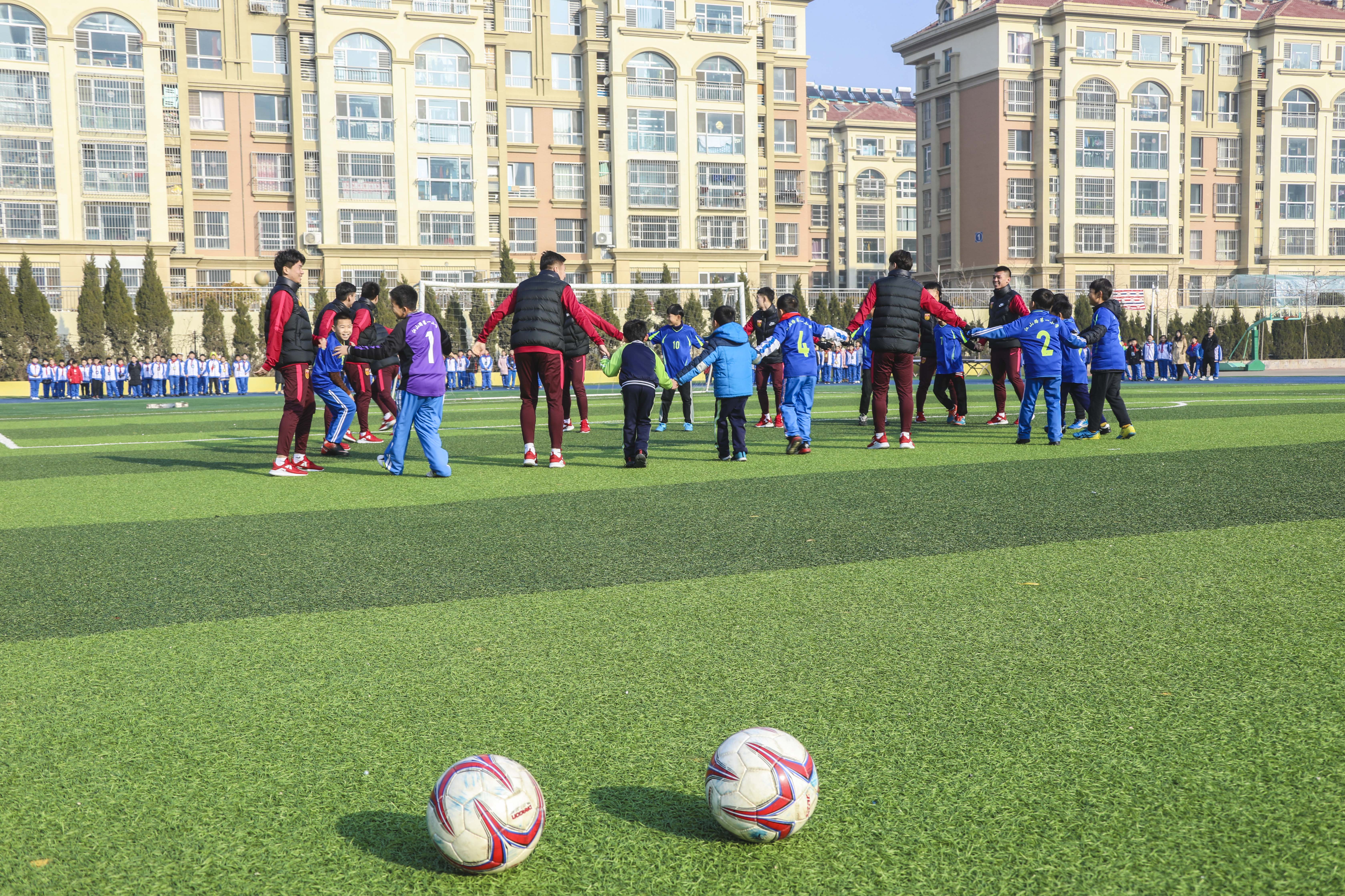 送足球文化到校园，五人制U20国家队青岛集训进一所小学送球艺