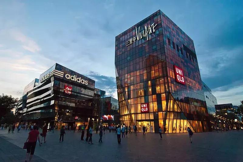 一个人变老，是从嘲笑潮牌和潮人开始的。