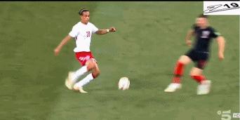 一个人扛着一支国家队足球,一个人扛着一支国家队