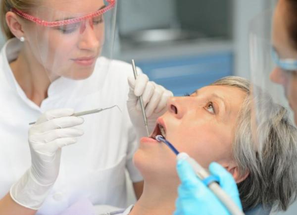 戴假牙后牙龈萎缩怎么办,戴活动假牙牙龈萎缩露牙根怎么办