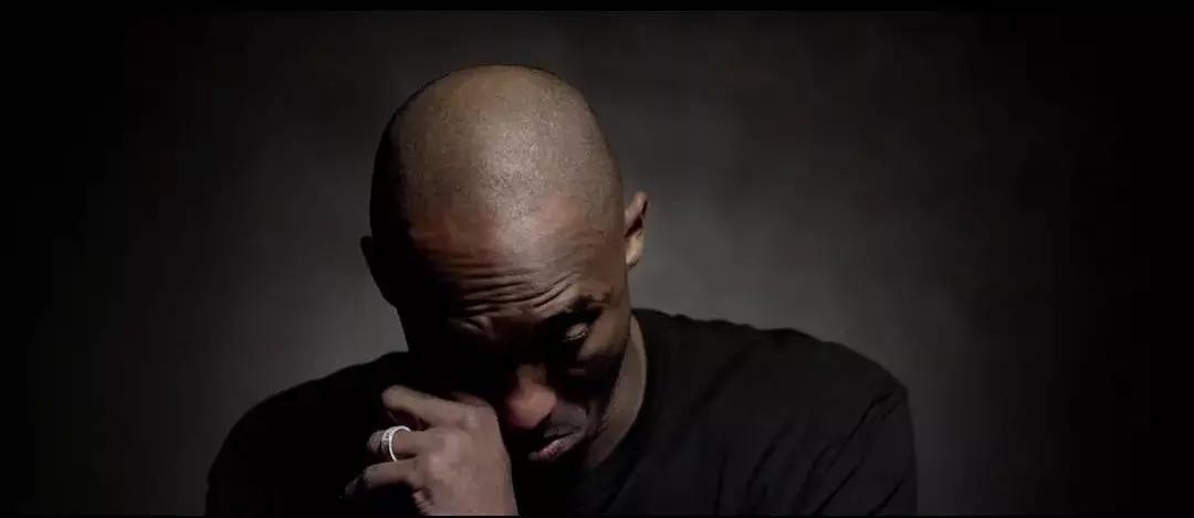 今天，我们用两部纪录片来致敬这位伟大的球员、丈夫与父亲