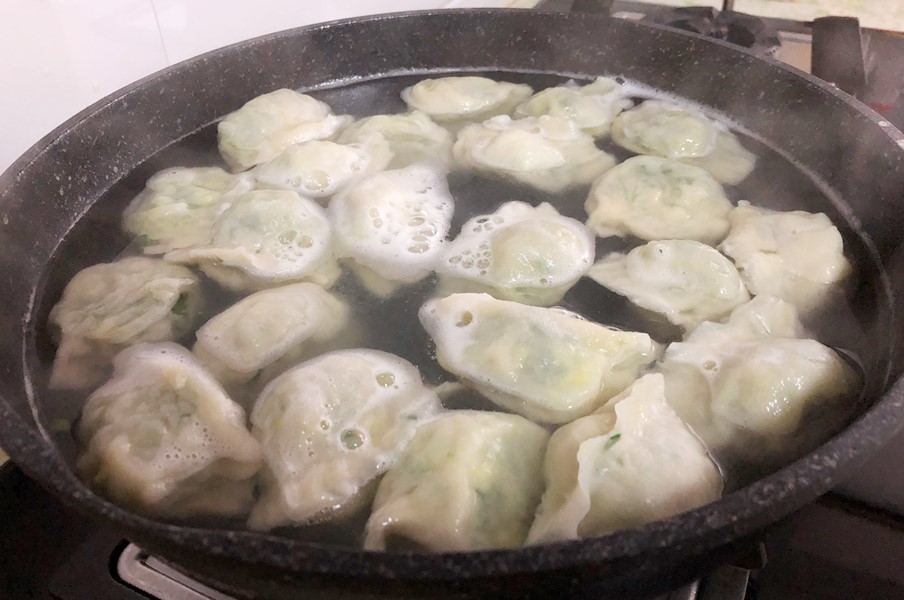 煮饺子加盖和不加盖,煮饺子的正确方法中间要添凉水吗