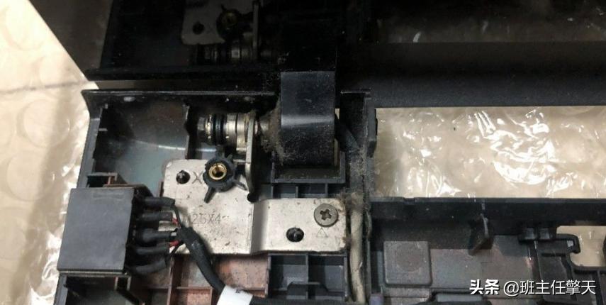 联想笔记本清理灰尘技巧+修理断裂的螺丝柱