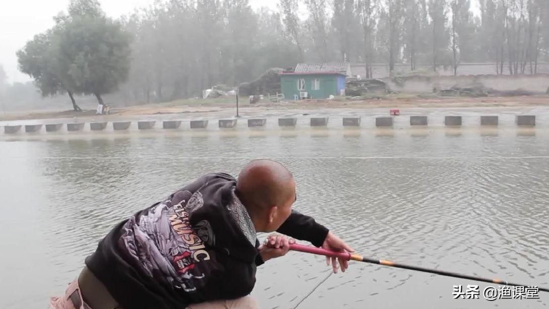 钓鱼遇到大鱼咬钩，一旦“拔河”基本都是输，教你3招釜底抽薪法