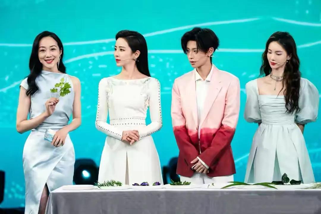 央视端午晚会张瀚徐璐牵手，吉娜内衣外露勒出肉，唱歌却睁不开眼