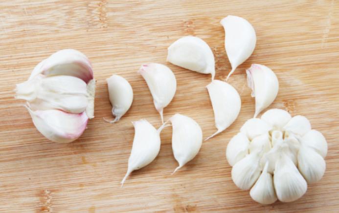 剥大蒜有妙招,剥大蒜怎样剥才能剥得快