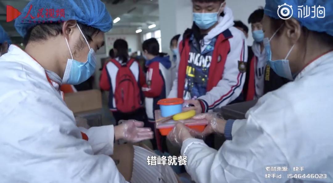 山东一学校食堂火了!一张餐桌4个凳子锁了3个,只容一人孤独地坐着