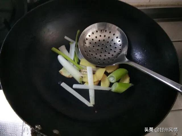 怎样煮出奶白色的羊肉汤,羊肉汤奶白色放的什么