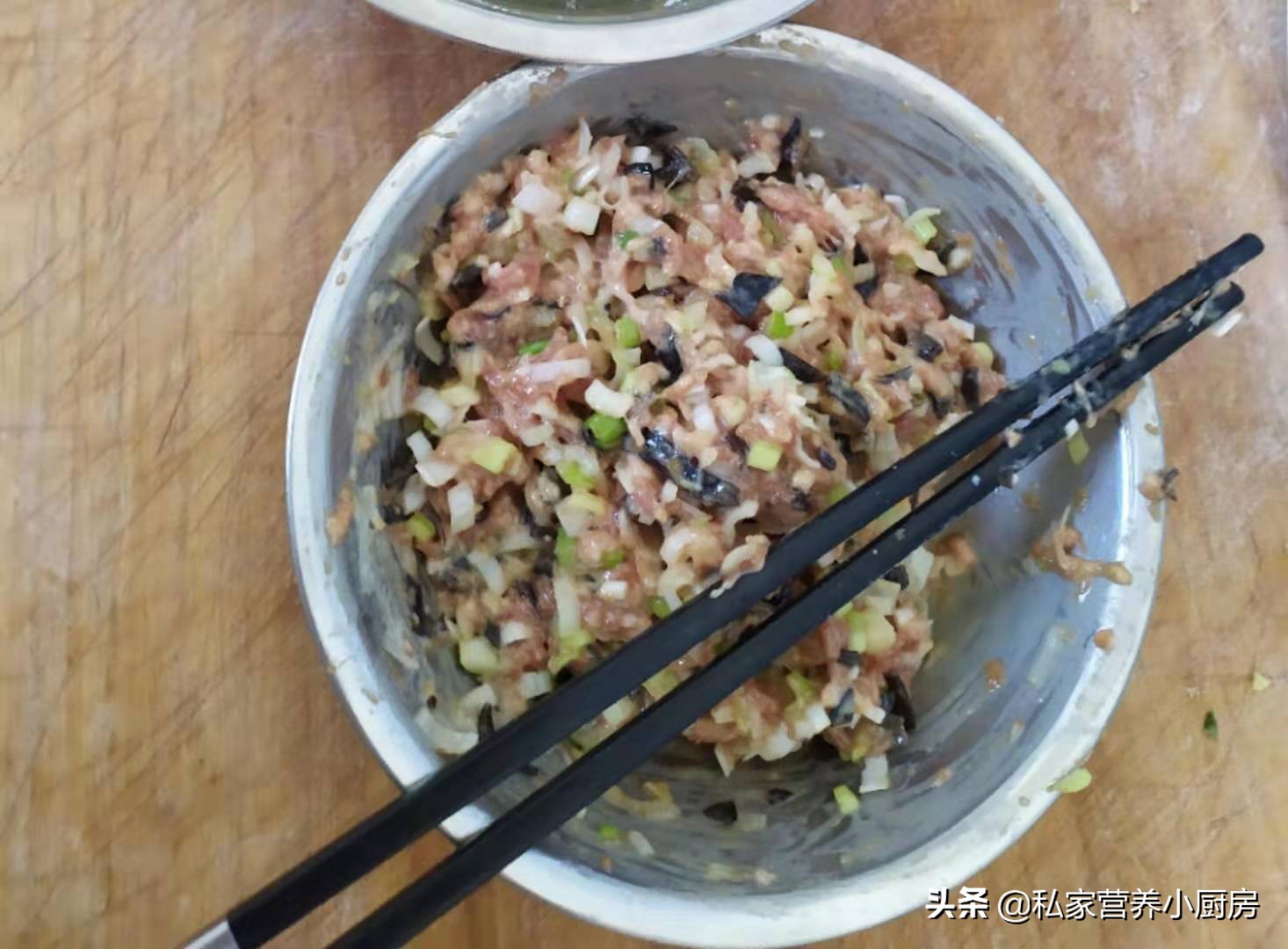 素馅水煎包子味道鲜美极致,香酥水煎包子