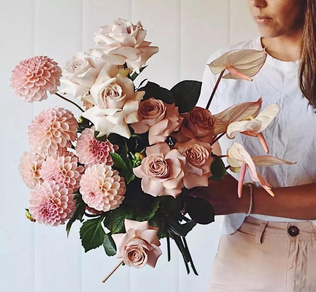 花要不要经常换水,花材正确处理方式及日常养护