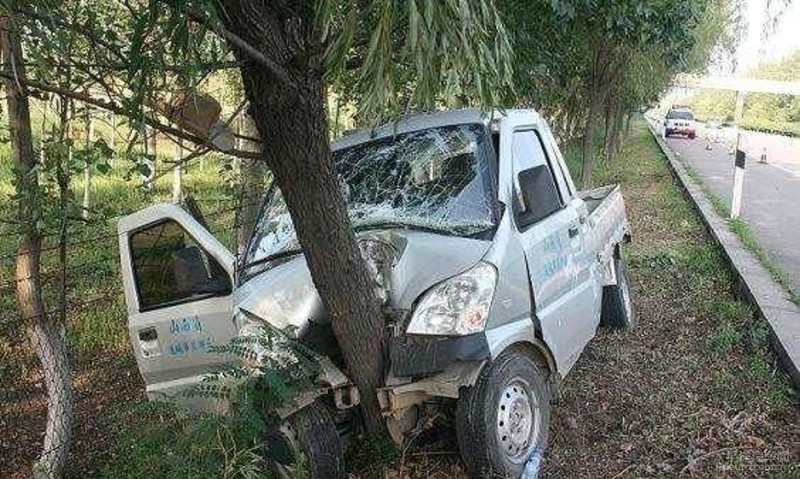 开车途中刹车失灵怎么办？淡定，保命贴在这里