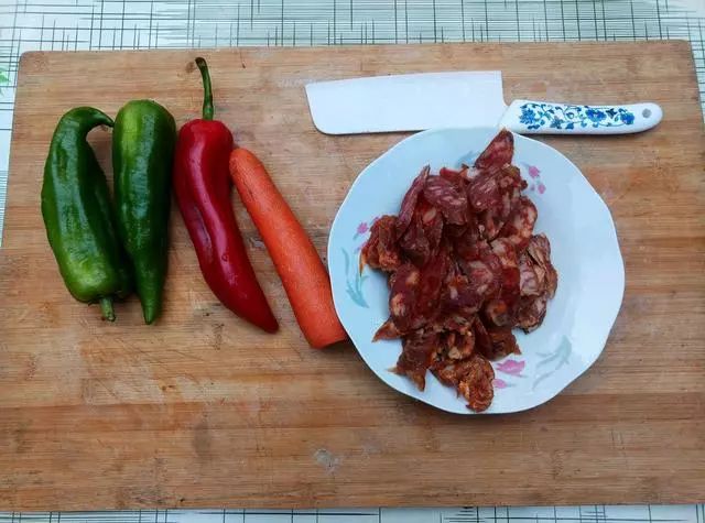 辣椒炒烟熏肠的炒法,青椒炒熏肥肠家常做法