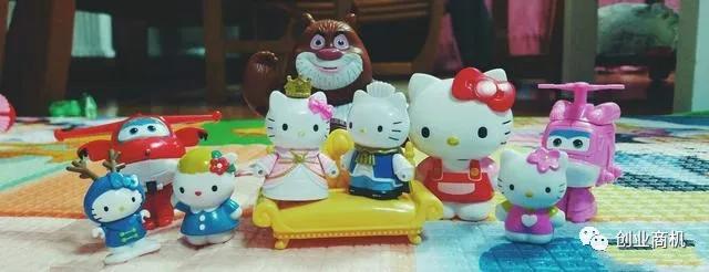 小伙卖玩具月入十几万,摆摊卖大型玩具一年赚100万