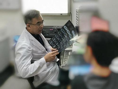 肺癌会引起背痛和胸痛吗,肺癌胸痛一般会伴随哪些症状