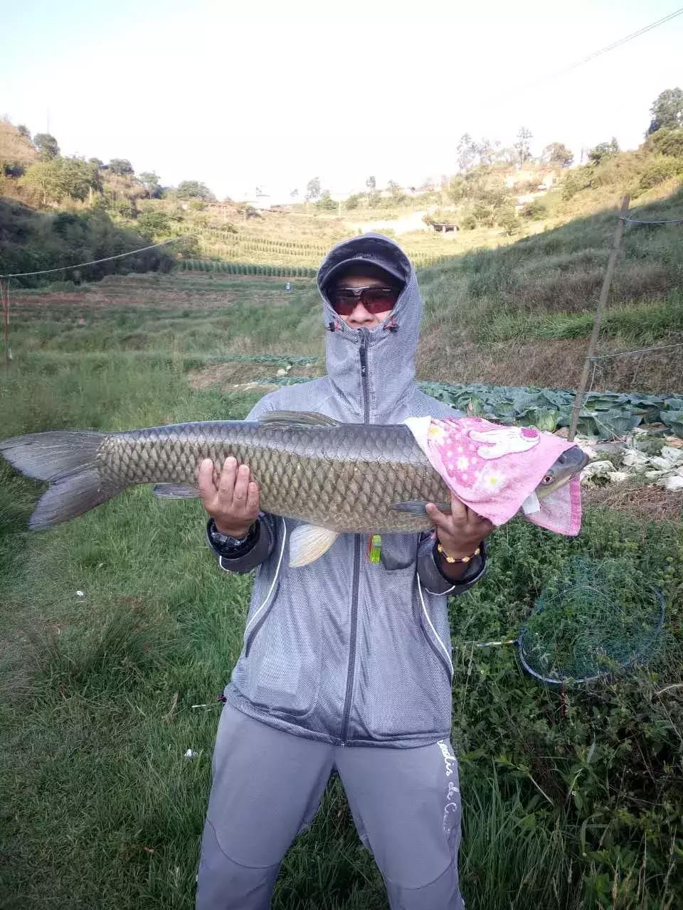 钓鱼人一般必备几根钓竿,钓鱼最重要的两根竿