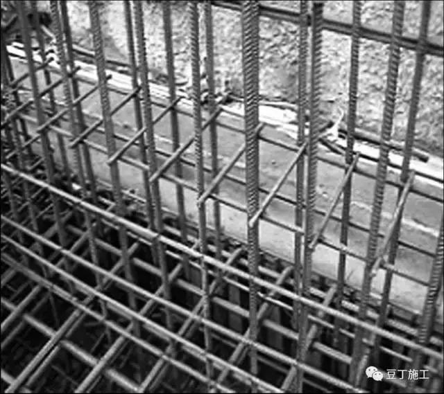 钢筋保护层偏差原因,板面钢筋露筋怎么处理