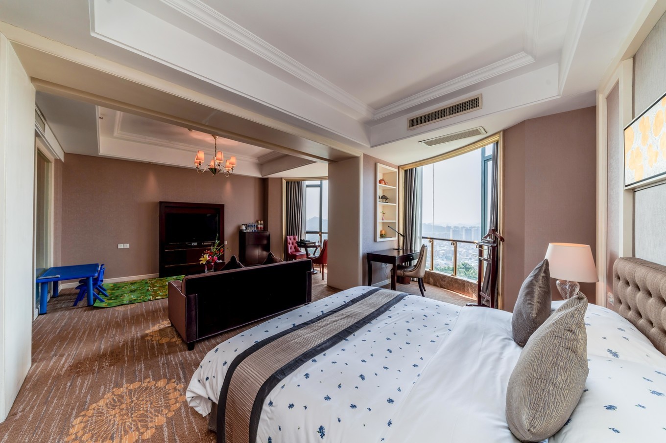 这里被称为广深后花园，每年夏天游人如织，有山有水的避暑胜地