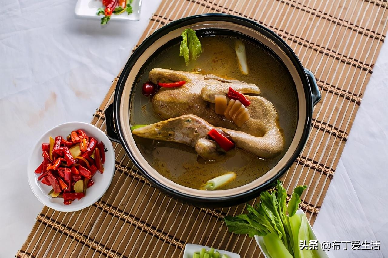 天凉给家人煮一道萝卜鸭汤，鲜香味美，好喝不上火，秋冬养肺正好