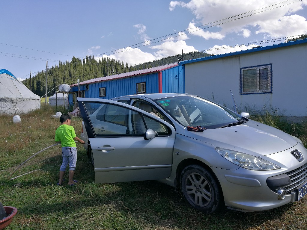 与*疆新**旅店老板共餐，直夸我土豆丝炒的好吃，后请我吃羊肉大餐