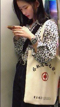 “是小蛇出了轨，还是青蛙劈了腿？”这是现实版的美杜莎？哈哈