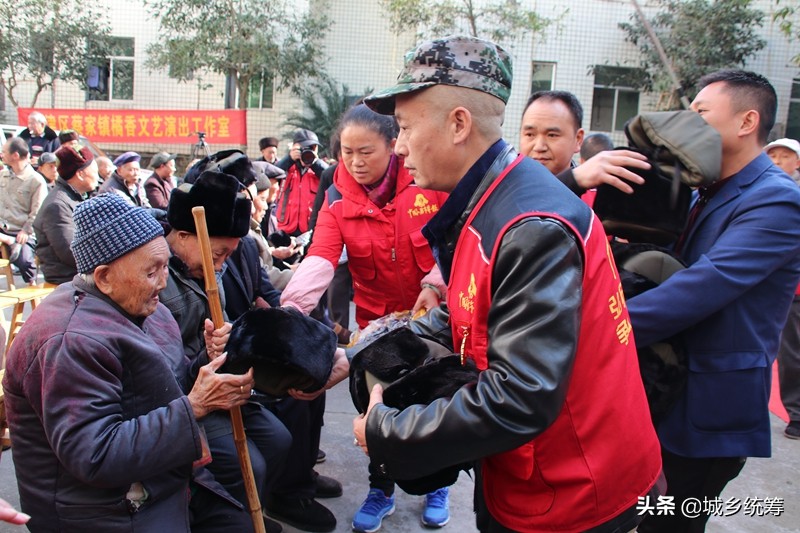 寒冬腊月送关怀新春慰问暖人心,寒冬送温暖浓浓敬老情