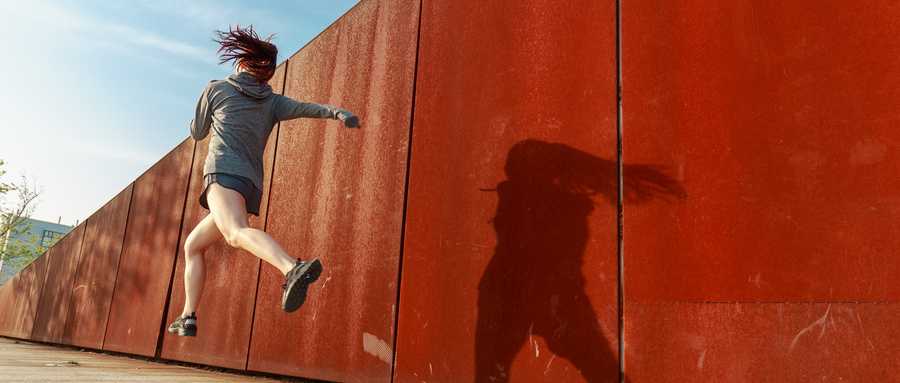 年纪轻轻膝关节疼痛,年纪轻轻膝盖突然疼怎么回事