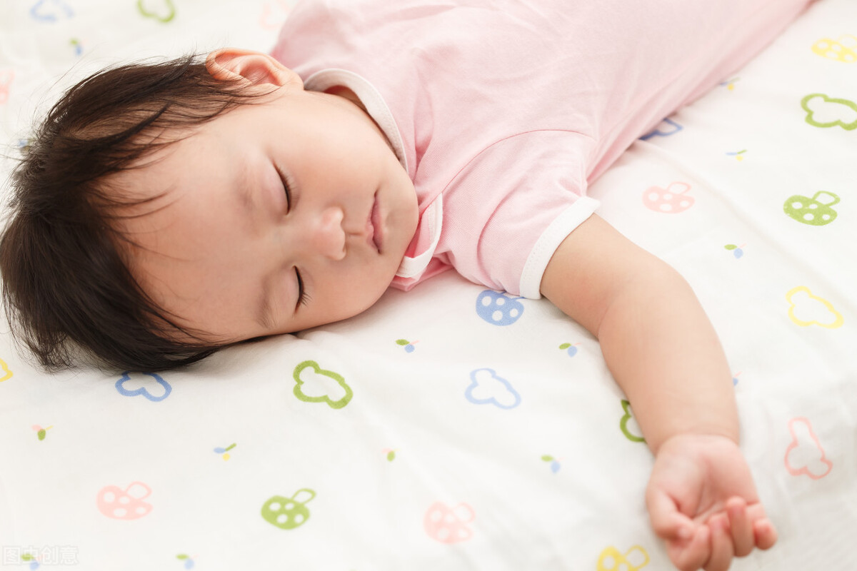 新生儿包襁褓正确方法,新生儿裹得紧好还是松