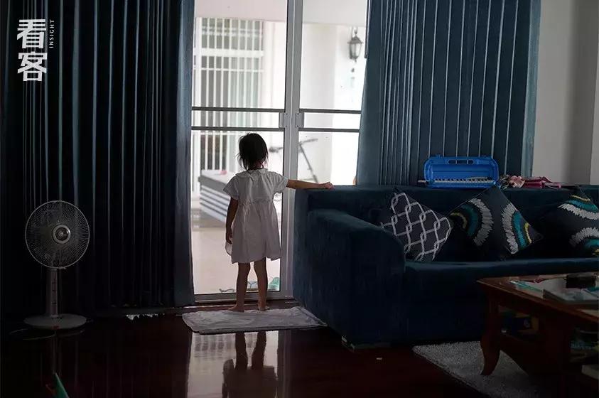 为了娃上学搬到城里,为了孩子全家去泰国读书