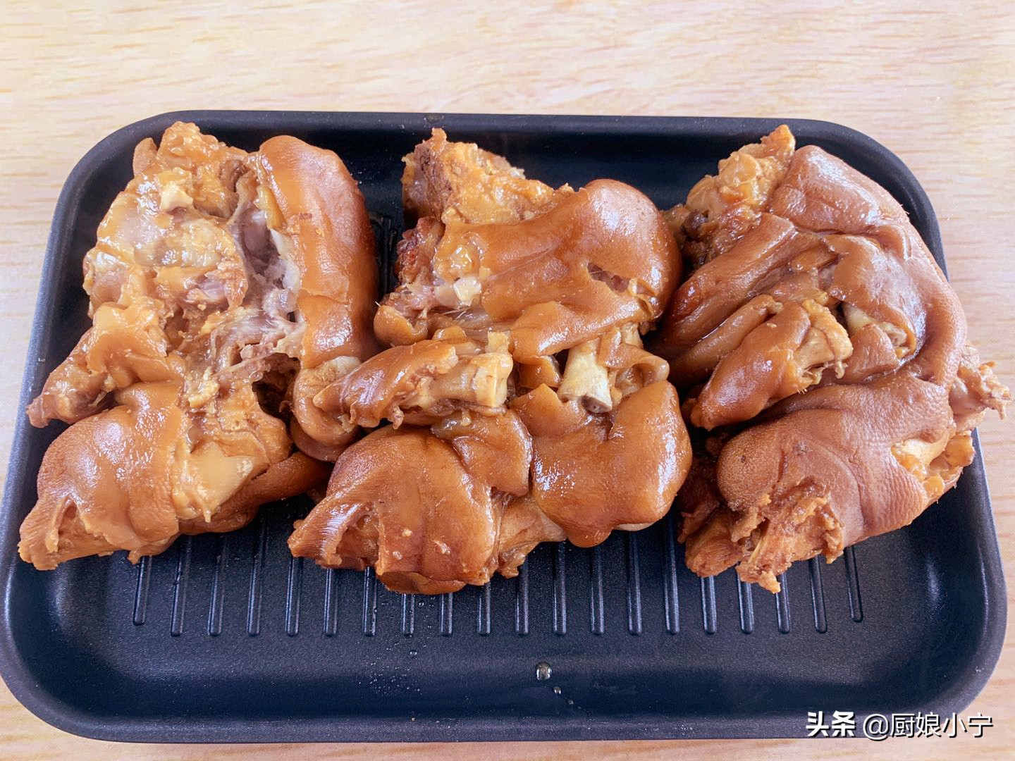 红烧猪蹄怎么才能让颜色变鲜亮,红烧猪蹄不放八角可以吗