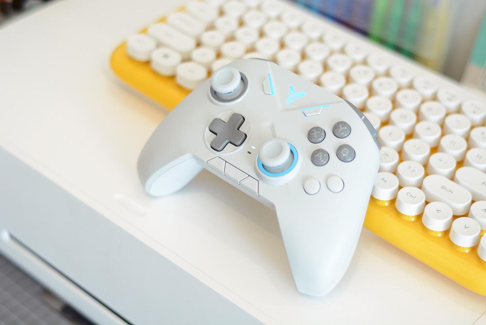 飞智黑武士2和xboxone手柄,飞智黑武士2和雷神g50手柄对比