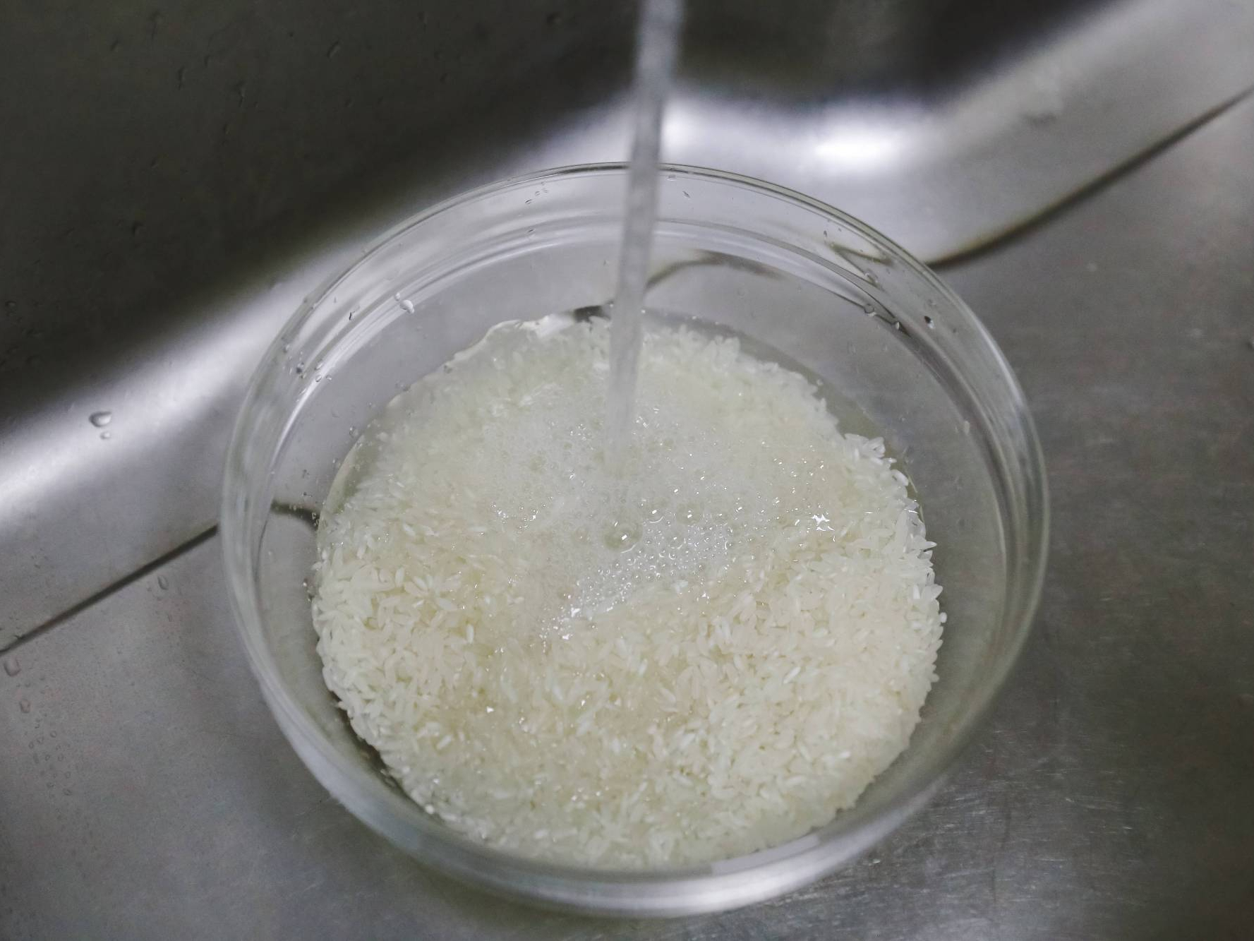 大米有黑色小虫子是什么虫子,大米里面有黑色小虫子哪里来