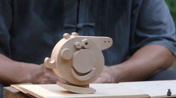 【设计篇】61岁中国大爷火爆外媒！“玩”木头让上亿老外看傻眼！